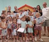 Esta mañana se ha hecho entrega de un bonito diploma a los niños y niñas que han participado en las Escuelas de Verano 2025.