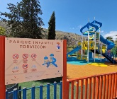 La Diputada de Reto Demográfico, Maria Vera, inaugura el nuevo parque infantil de Torvizcón.